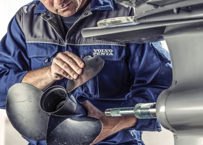 Volvo Penta Team bei der Reparatur eines defekten Propellers, als Teil des Bootsmotoren Serviceangebots