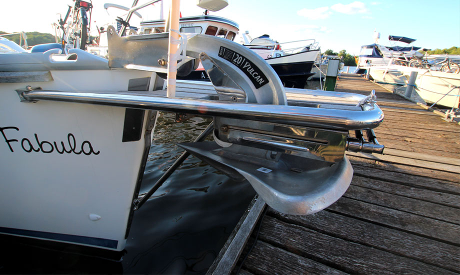 rocna-the-vulcan-anchor-installing-2