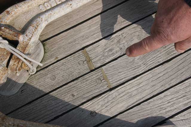 s Even old-style decks can have their problems. Here, to avoid butt joints, the planks had been scarfed together and, after many years, the feathered edge started to lift. The owner simply fixed it with epoxy