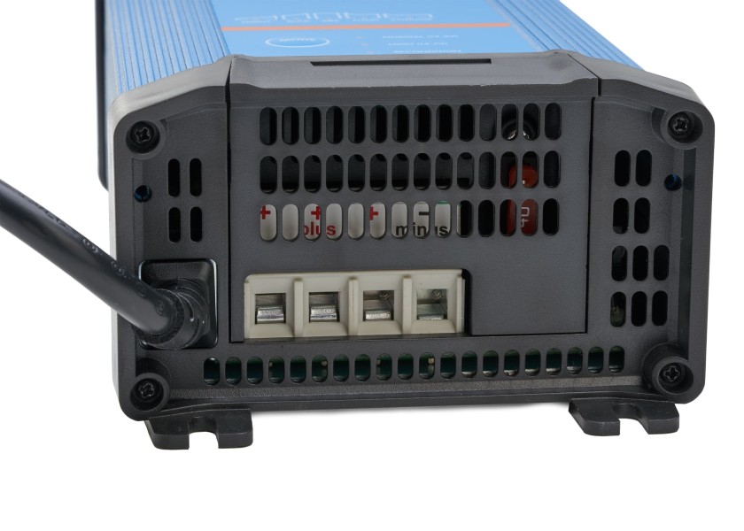 VICTRON BlueSmart Charger IP 22 12 V 30 A 3 charging outputs Image 5 of 6