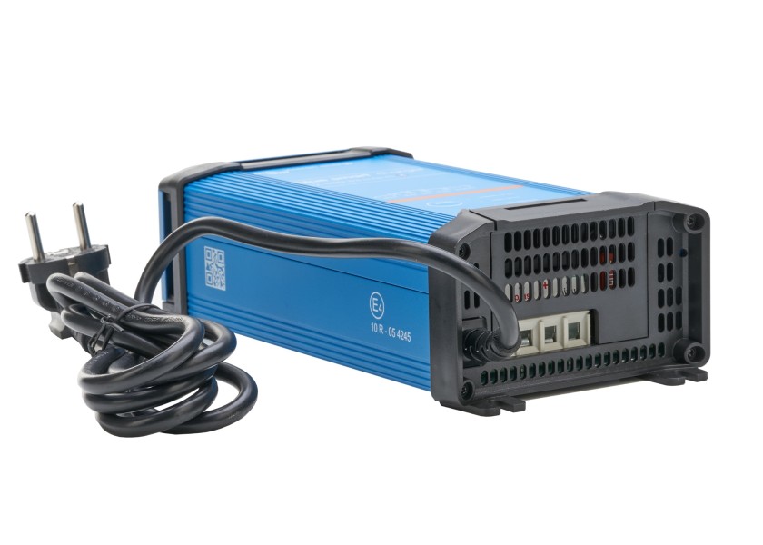 VICTRON BlueSmart Charger IP 22 12 V 30 A 3 charging outputs Image 3 of 6