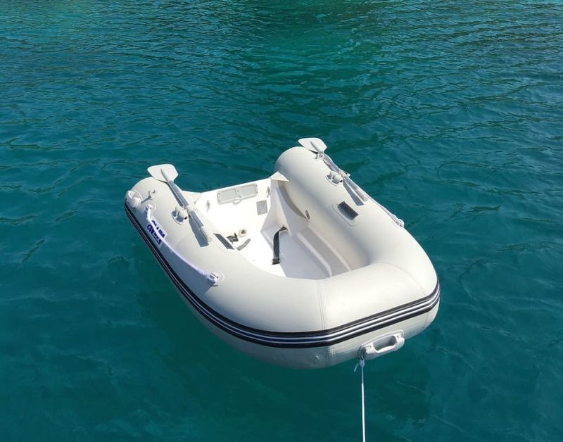 Schlauchboot auf dem Wasser