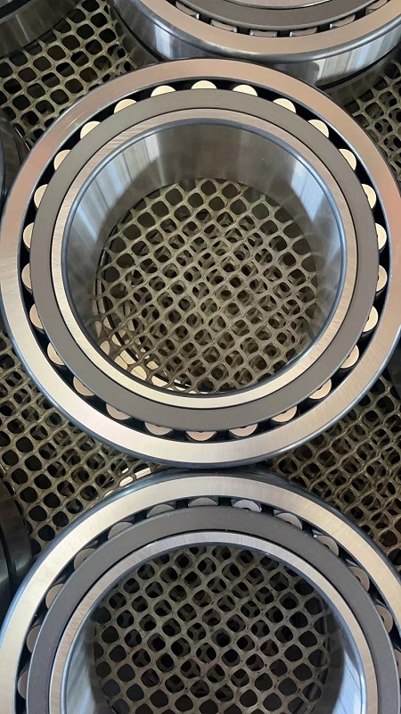 The spherical roller bearing 22220E C3 for rolling mill equipment